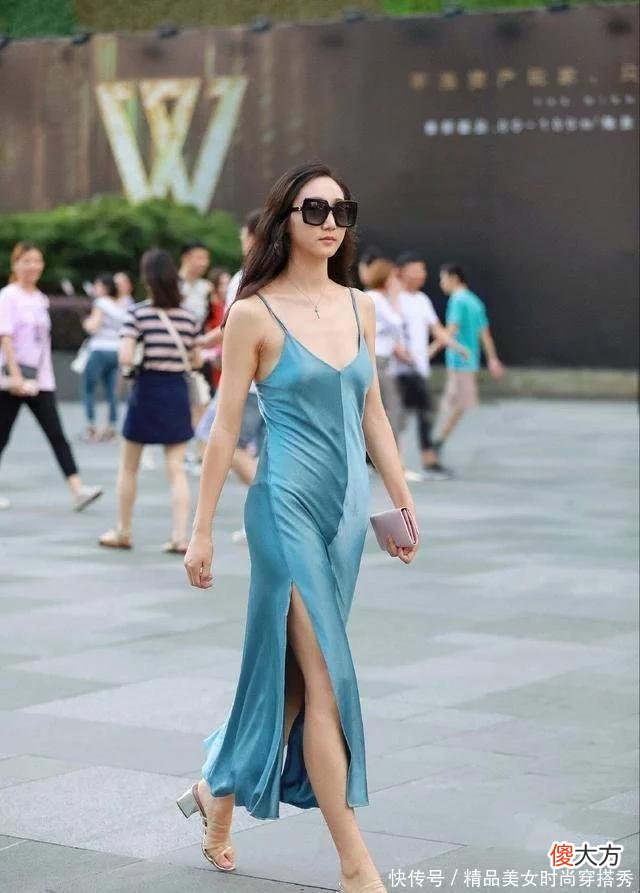 【时尚一点】身穿蓝色的吊带连衣裙走在大街上,夏日里吸睛满满,走起路来女人味十足