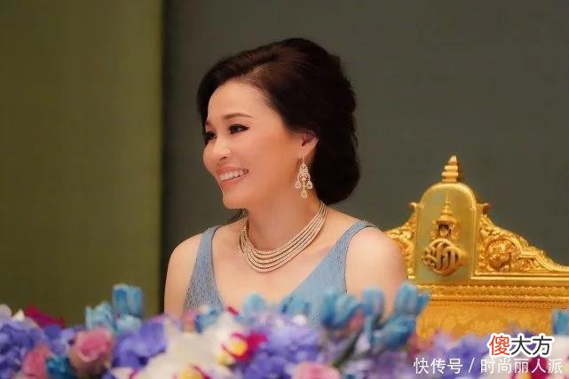 【就爱时尚】苏提达罕见穿礼服裙却翻车！上半身显壮，叠戴5层钻石项链好奢华