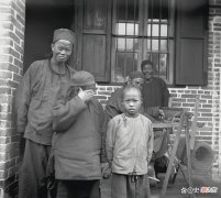 【爱历史】晚清老照片：乡村少年与男子羞涩捂脸合影，百姓热泪盈眶欢送洋人