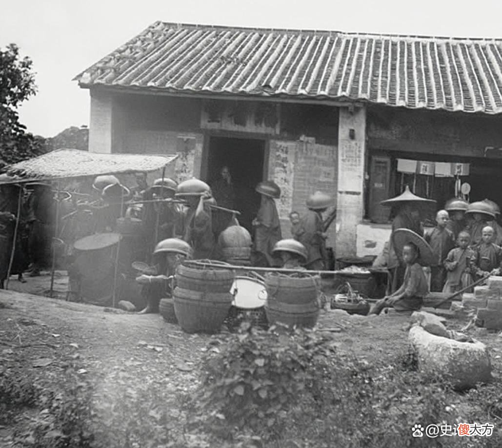【爱历史】晚清老照片：乡村少年与男子羞涩捂脸合影，百姓热泪盈眶欢送洋人