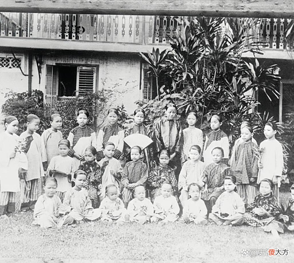 【爱历史】晚清老照片：乡村少年与男子羞涩捂脸合影，百姓热泪盈眶欢送洋人