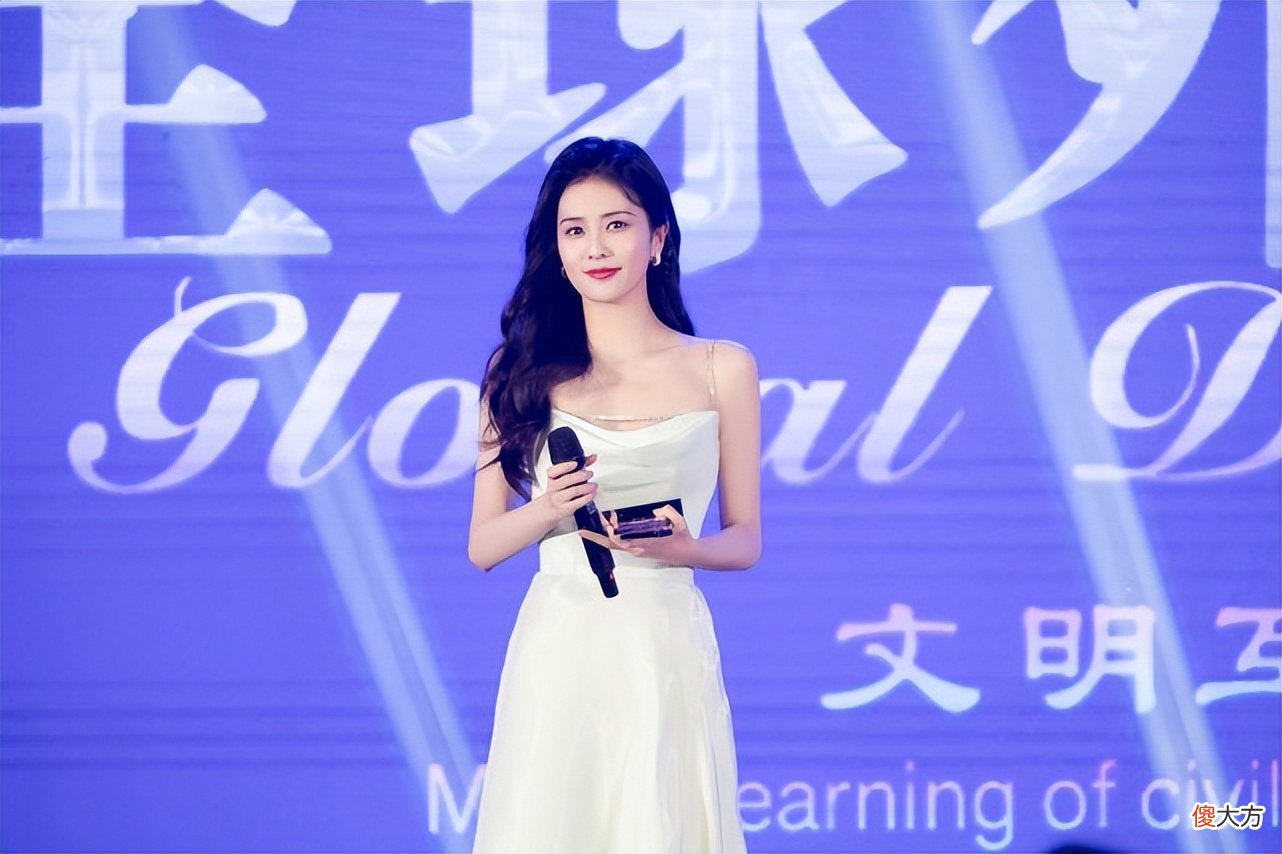 【就爱时尚】白鹿的长相就很温婉,穿上布满黑玫瑰的连衣裙,看着也很温柔