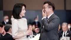 【就爱时尚】韩总统夫妇坐草地上遛狗太可爱！第一夫人穿迪奥鞋引热议，太奢侈
