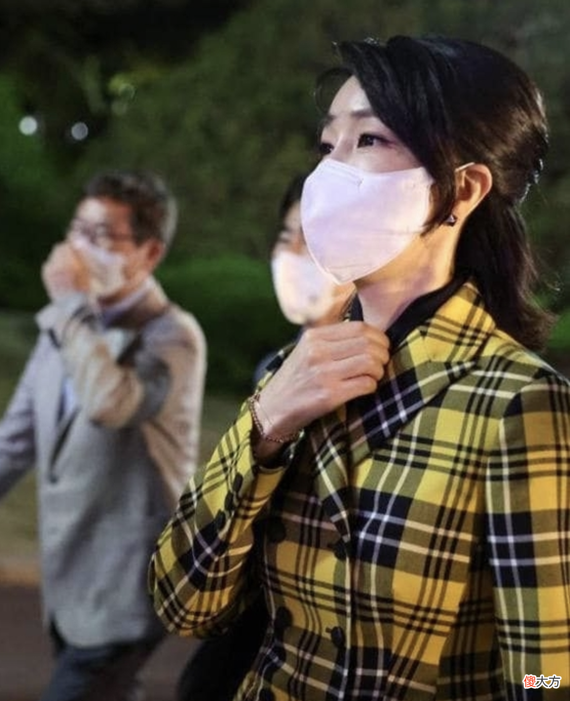 【就爱时尚】韩总统夫妇坐草地上遛狗太可爱！第一夫人穿迪奥鞋引热议，太奢侈