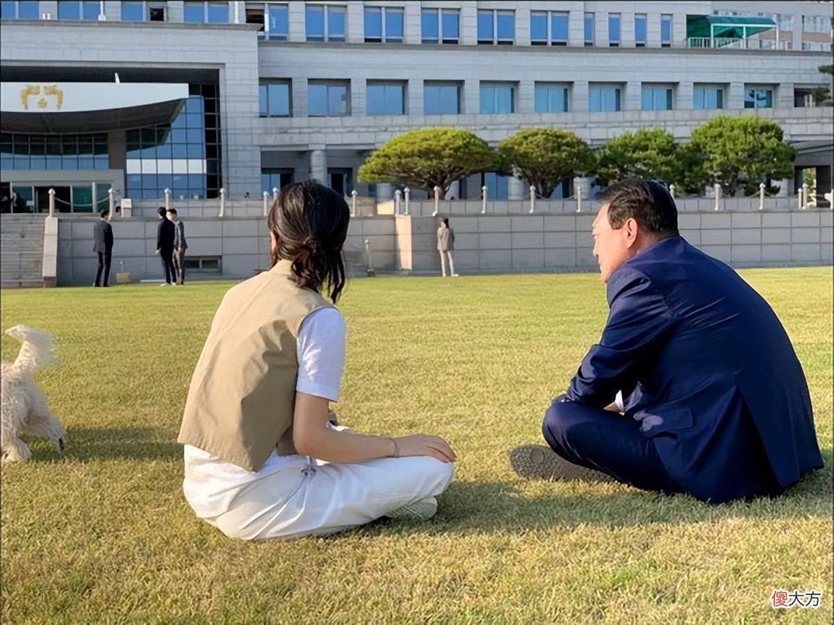 【就爱时尚】韩总统夫妇坐草地上遛狗太可爱！第一夫人穿迪奥鞋引热议，太奢侈