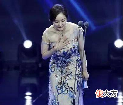 【就爱时尚】杨幂在活动上放了一瓶矿泉水，这种方法很自然