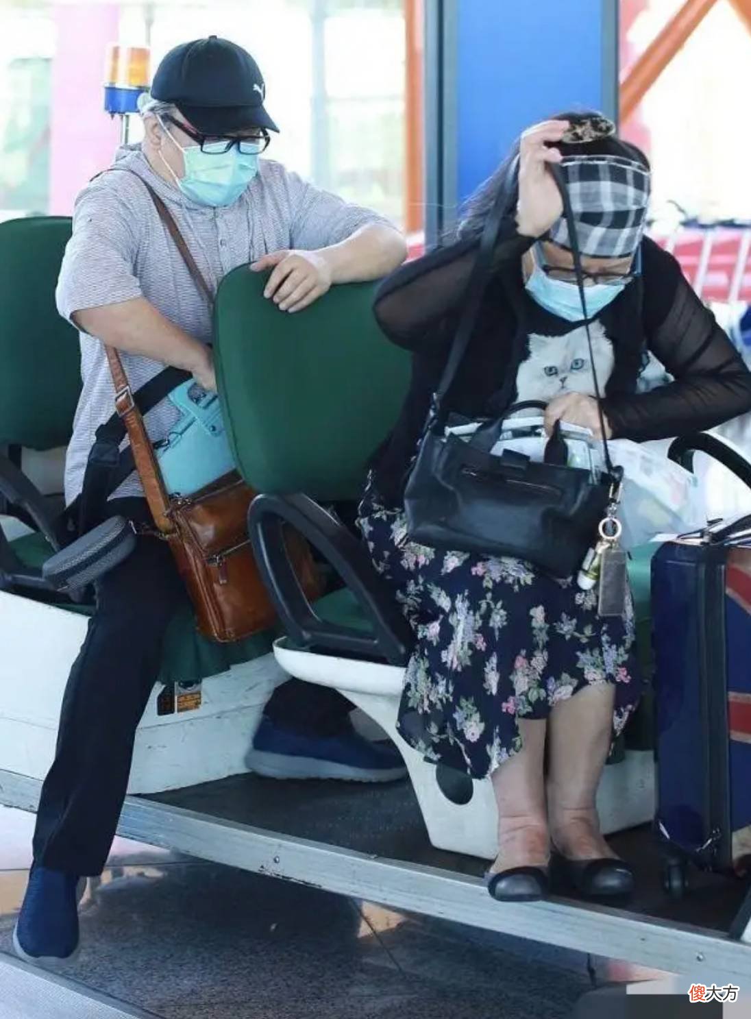 【就爱时尚】刘欢夫妻俩机场造型解读，一身基础装太低调了，反倒是老婆很抢镜