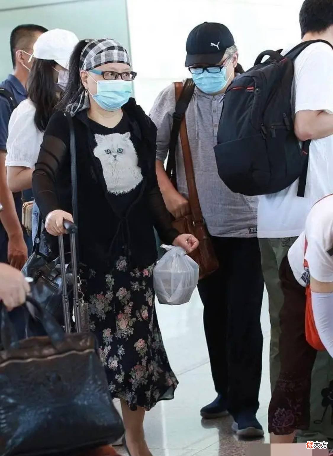 【就爱时尚】刘欢夫妻俩机场造型解读，一身基础装太低调了，反倒是老婆很抢镜