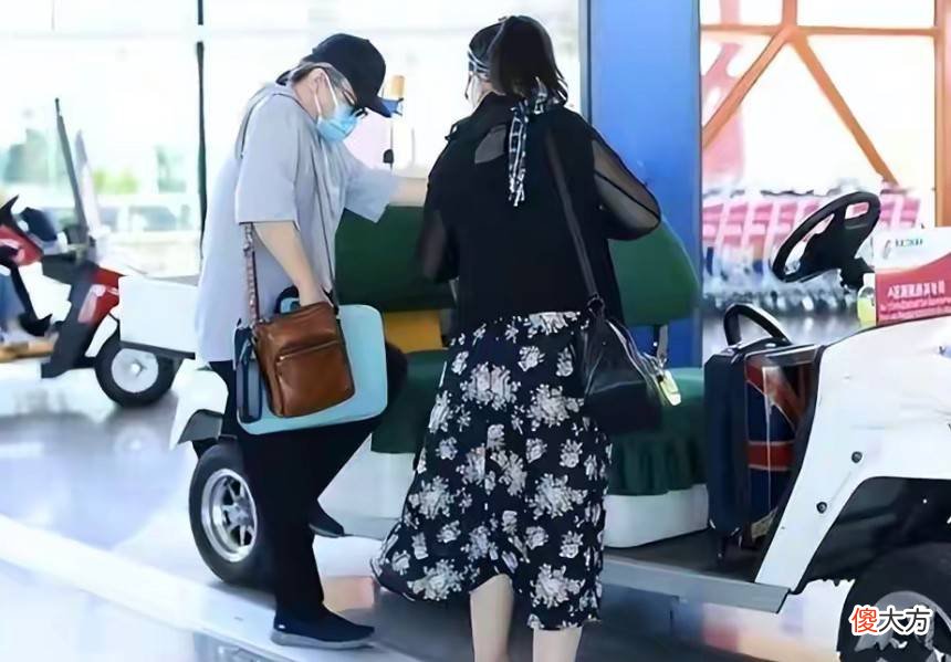 【就爱时尚】刘欢夫妻俩机场造型解读，一身基础装太低调了，反倒是老婆很抢镜