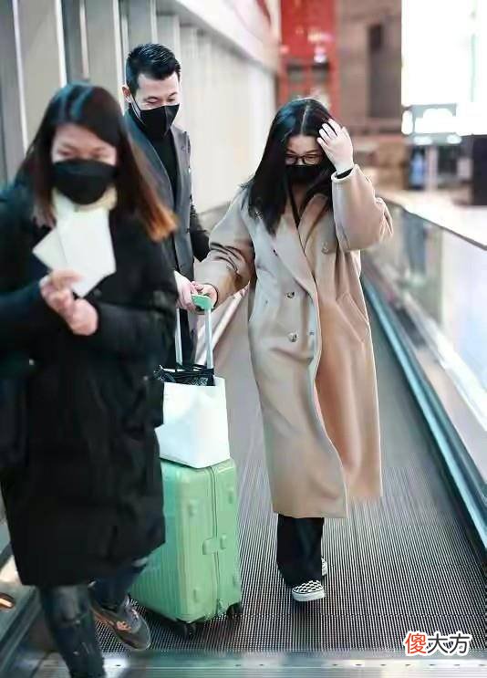 【就爱时尚】朱珠带老公现身机场，素颜状态下气质十足，难怪老公也陪着她