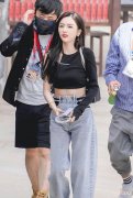 【就爱时尚】吴宣仪的露脐装配高腰牛仔裤，穿出女性的潮酷与潮趣感
