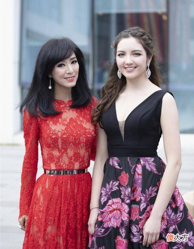 【时尚一点】66岁米雪真不服老，穿红色时尚裙涂大红唇，身材绝美发量惊人