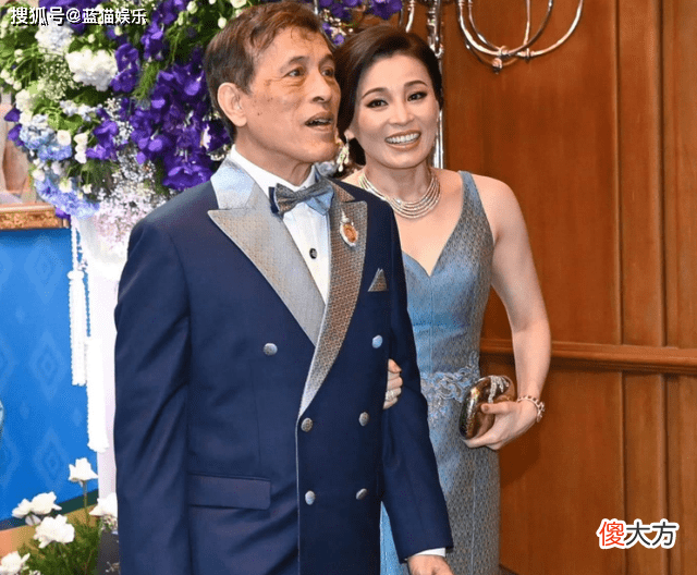 【就爱时尚】苏提达陪伴玛哈出席活动，深v礼服妩媚动人一览无余