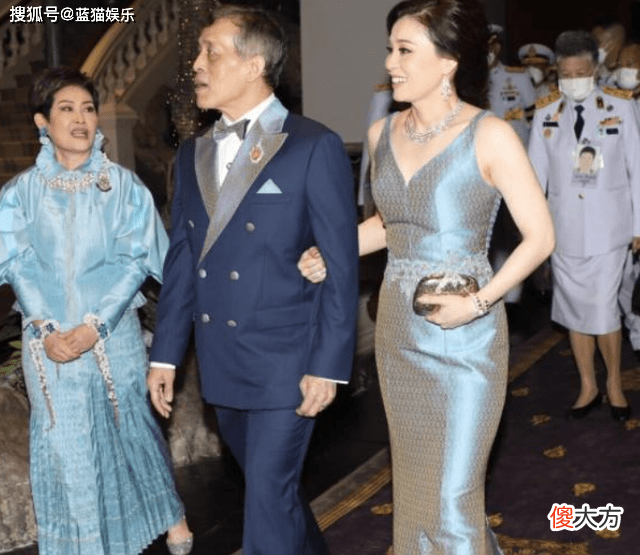 【就爱时尚】苏提达陪伴玛哈出席活动，深v礼服妩媚动人一览无余