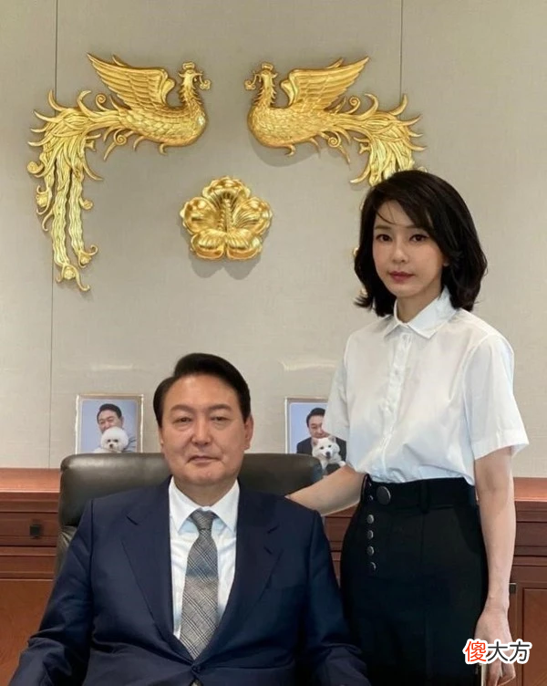 【就爱时尚】49岁韩国新第一夫人真接地气！穿7千的迪奥鞋遛狗，明星脸火出圈