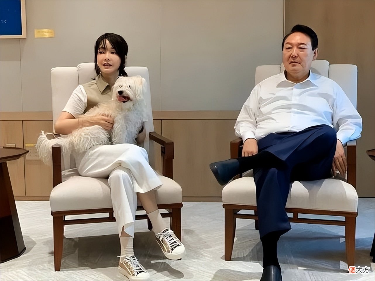 【就爱时尚】49岁韩国新第一夫人真接地气！穿7千的迪奥鞋遛狗，明星脸火出圈
