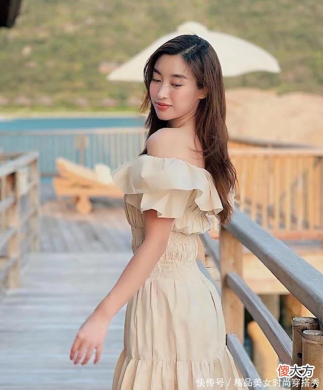 【时尚一点】心真大！美女穿个“内内”就出门，蕾丝的呢，3D立挺