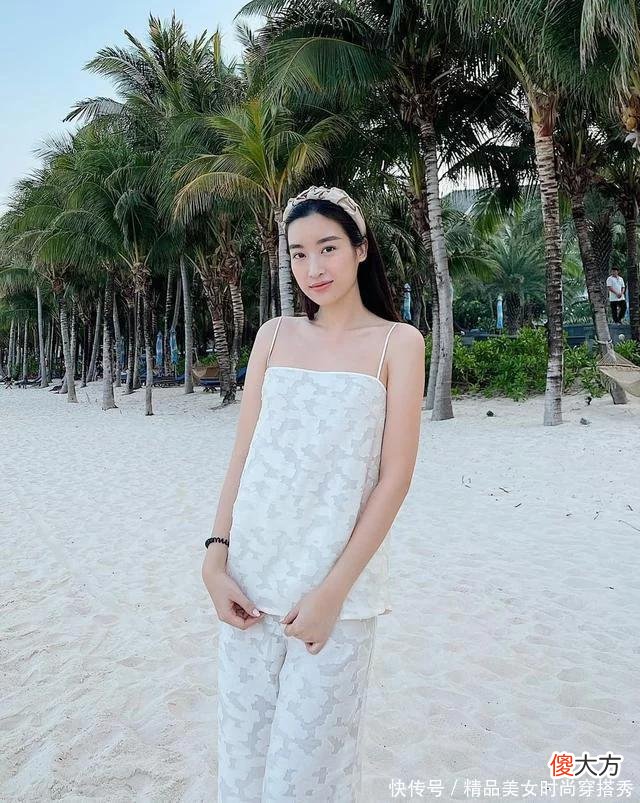 【时尚一点】心真大！美女穿个“内内”就出门，蕾丝的呢，3D立挺