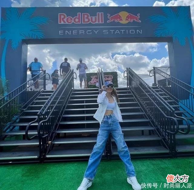 【时尚一点】谷爱凌提前享受暑假生活！穿热裤跟外国帅哥同游，搞怪自拍超可爱