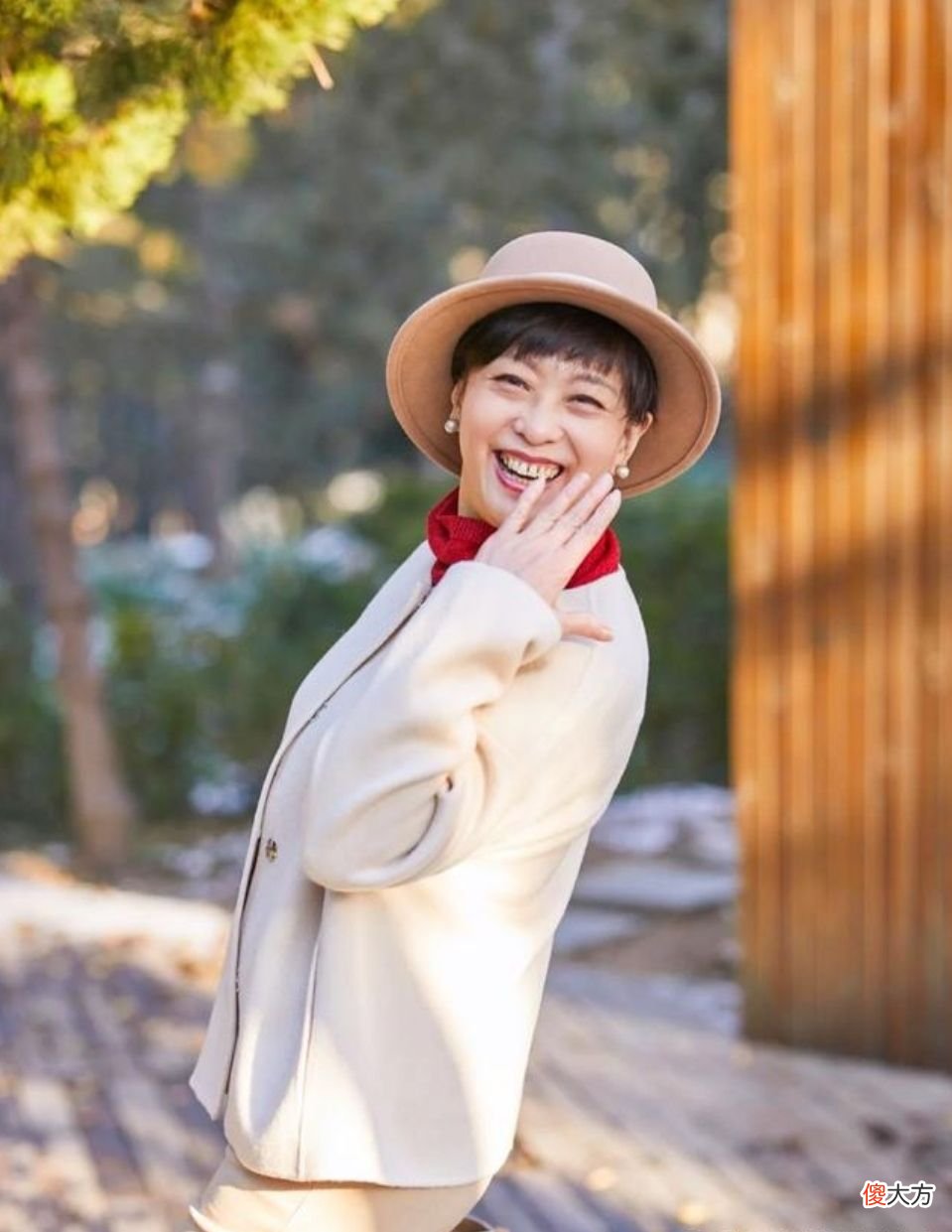 【时尚一点】女人上了60岁,穿得花花绿绿不得体,学会减龄配色法,优雅高级