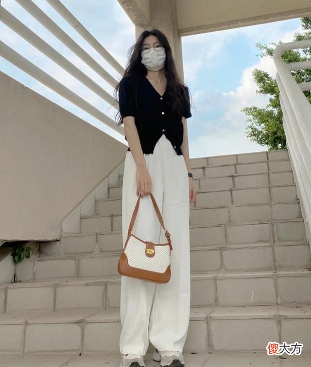 【时尚一点】别总穿小黑裤，夏天多穿这条“白裤子”，显瘦又百搭！