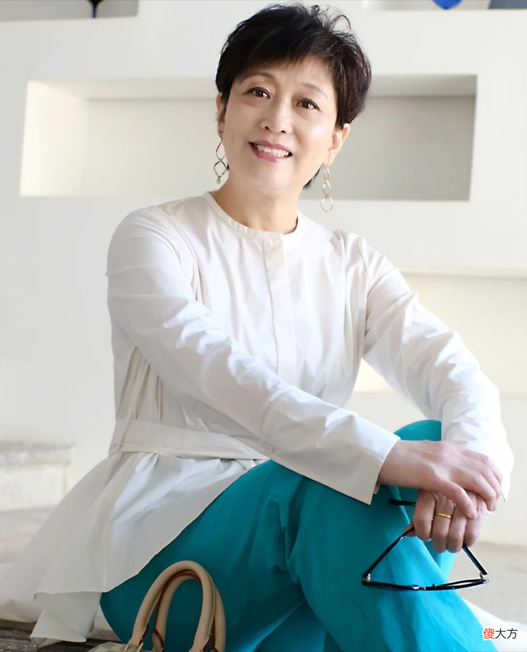 【时尚一点】建议中年女人：夏季穿衣，一定要有这三处留白，优雅气质