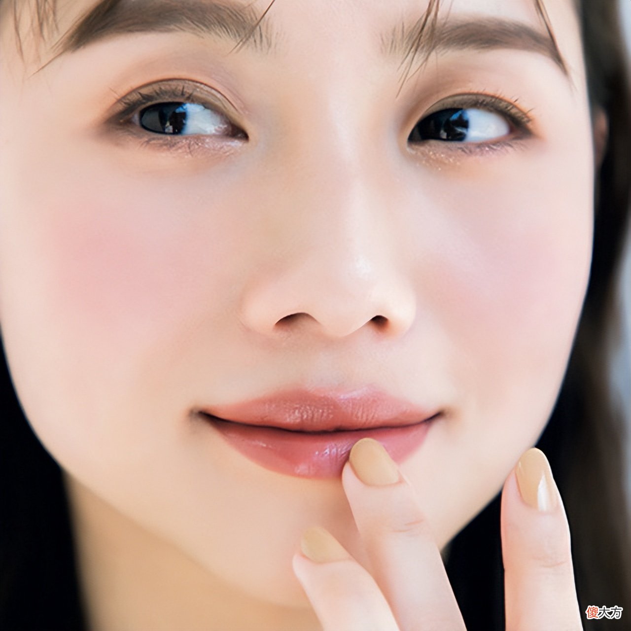 【时尚一点】如何在通勤中，打造适合的妆容，争取用裸妆打造职场信任度
