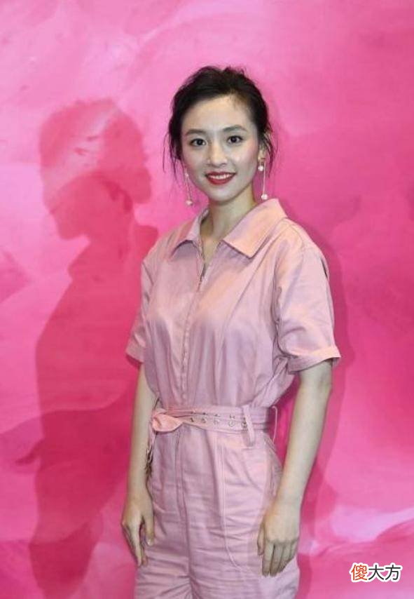 【就爱时尚】不同年龄段的女人选择时尚搭配，掌握好这些技巧，让自己变得浮夸