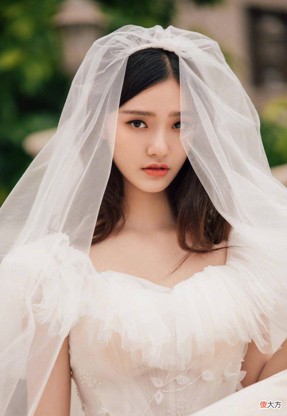 【时尚一点】林允穿着森系婚纱，虽较为简约