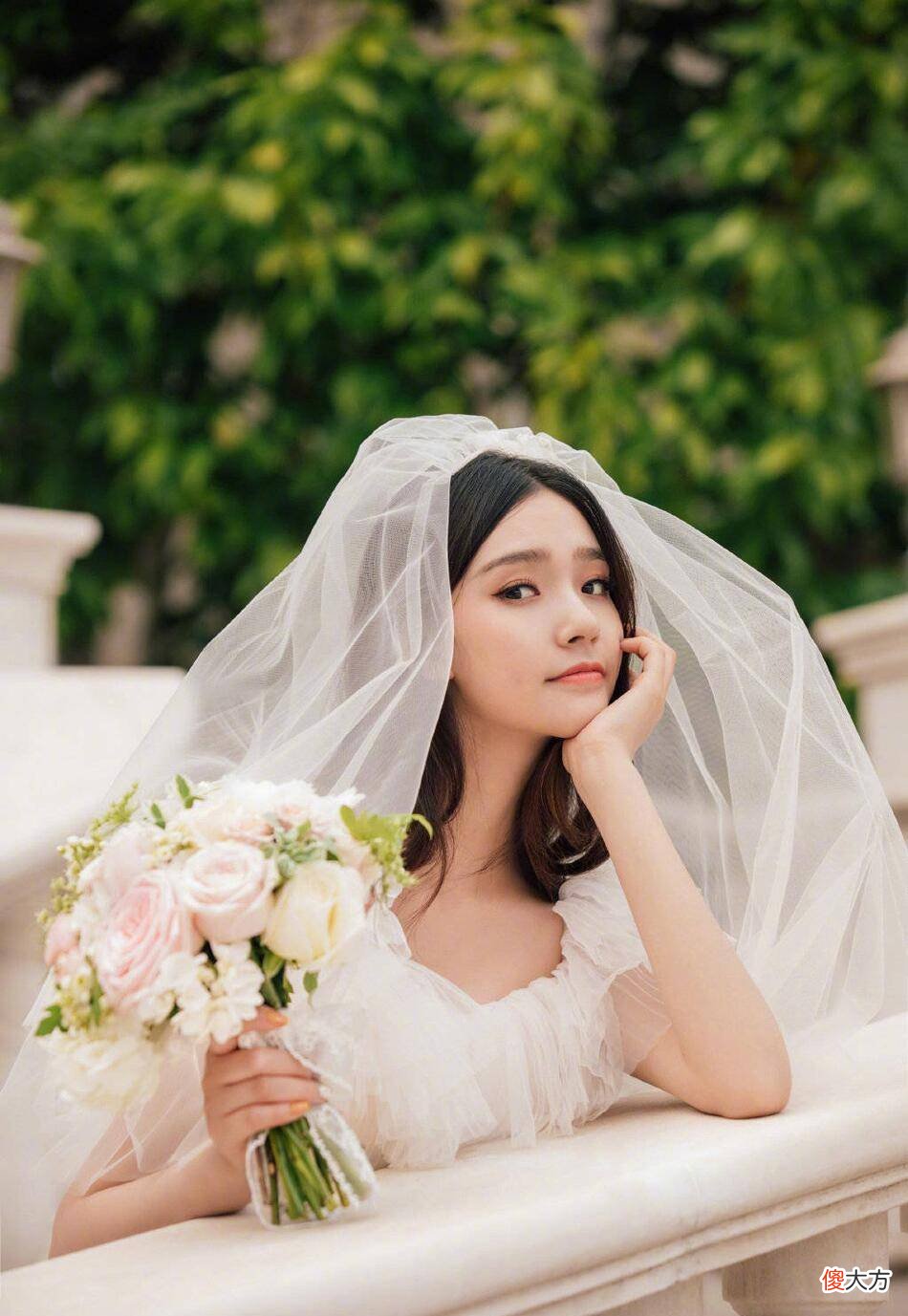 【时尚一点】林允穿着森系婚纱，虽较为简约