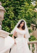 【时尚一点】林允穿着森系婚纱，虽较为简约