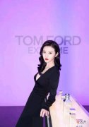【就爱时尚】景甜身穿深v镂空缎面礼服出席活动，网友：这才是真正的时尚女神