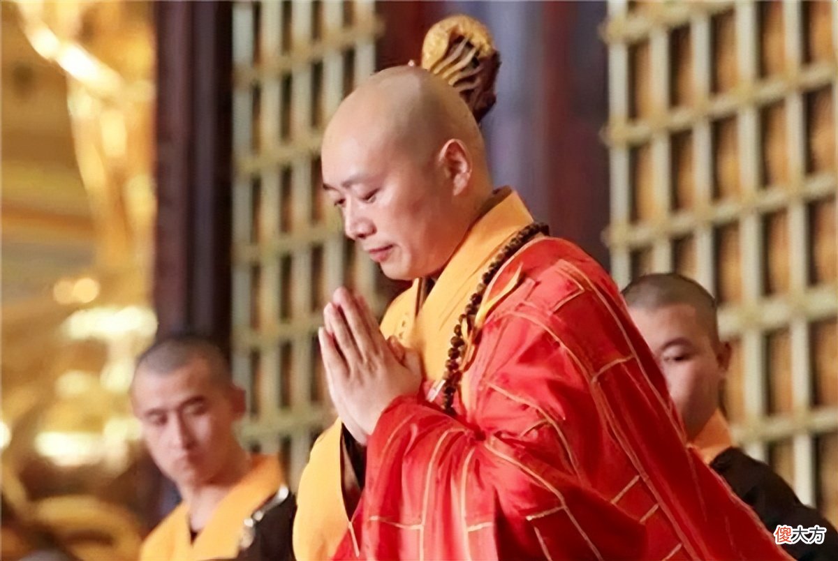 【爱历史】朱元璋去拜佛,问方丈:朕要跪下吗,方丈答了8个字救了全寺人