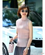 【时尚一点】60岁左右女士怎么穿减龄？学会这三种搭配方法，有女人味又显年轻