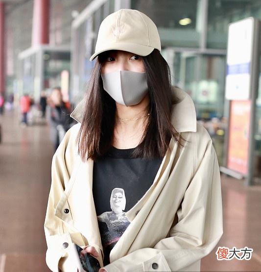 【就爱时尚】“小神婆”王紫璇白色大衣加身，看上去气质爆表