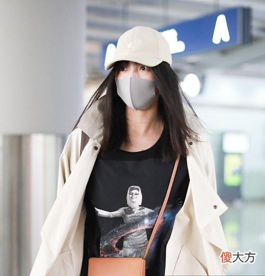 【就爱时尚】“小神婆”王紫璇白色大衣加身，看上去气质爆表