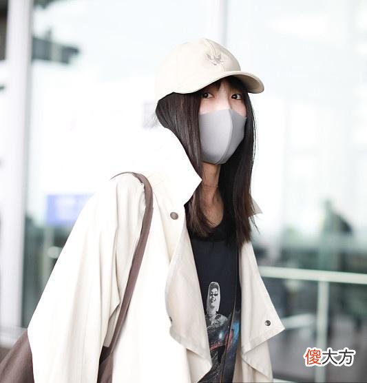 【就爱时尚】“小神婆”王紫璇白色大衣加身，看上去气质爆表