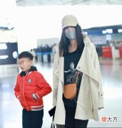 【就爱时尚】“小神婆”王紫璇白色大衣加身，看上去气质爆表