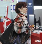 【时尚一点】43岁刘敏涛现身机场，挎超大黑包吸睛秀时尚