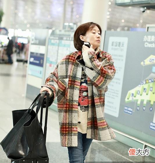 【时尚一点】43岁刘敏涛现身机场，挎超大黑包吸睛秀时尚