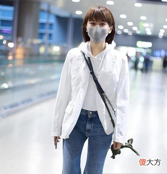 【时尚一点】32岁王子文现身机场，穿白色西装外套配连帽卫衣
