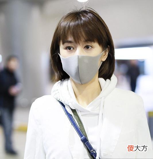【时尚一点】32岁王子文现身机场，穿白色西装外套配连帽卫衣