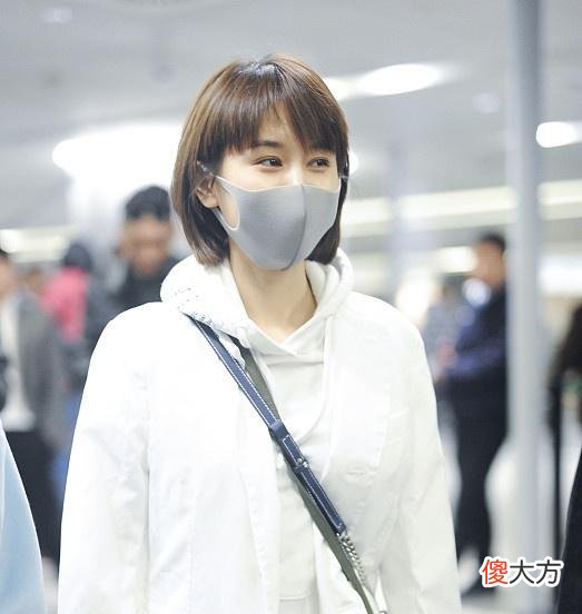 【时尚一点】32岁王子文现身机场，穿白色西装外套配连帽卫衣