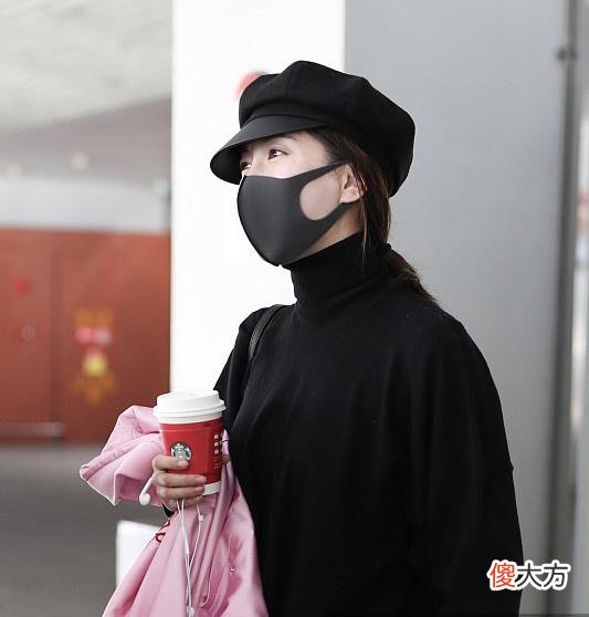 【就爱时尚】32岁江疏影又来扮嫩啦！穿黑色高领针织毛衣配粉色外套