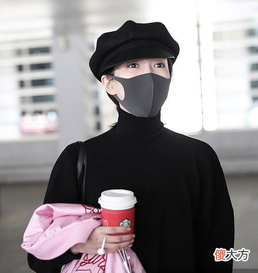 【就爱时尚】32岁江疏影又来扮嫩啦！穿黑色高领针织毛衣配粉色外套