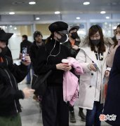 【就爱时尚】32岁江疏影又来扮嫩啦！穿黑色高领针织毛衣配粉色外套