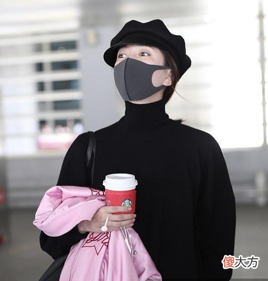 【就爱时尚】32岁江疏影又来扮嫩啦！穿黑色高领针织毛衣配粉色外套