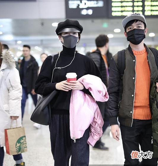 【就爱时尚】32岁江疏影又来扮嫩啦！穿黑色高领针织毛衣配粉色外套