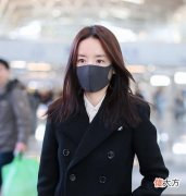 【就爱时尚】董洁现身机场，穿小西装配牛仔裤，精干利索似白领