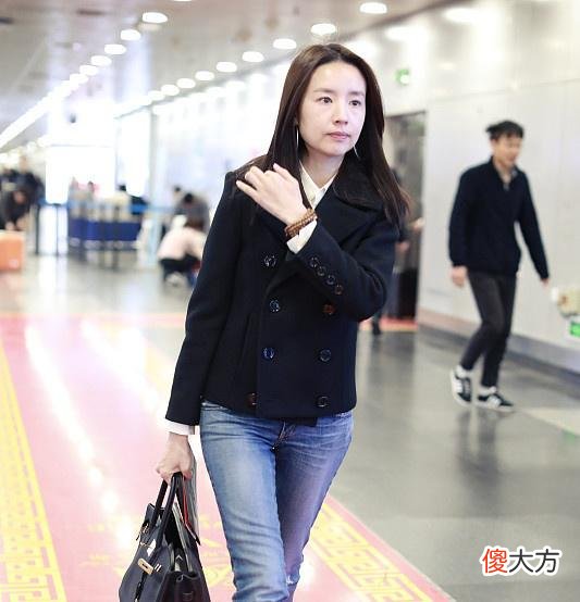 【就爱时尚】董洁现身机场，穿小西装配牛仔裤，精干利索似白领